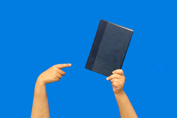Reading has the benefit of improving language, strengthening concentration, feeding the imagination, improving oral and written expression