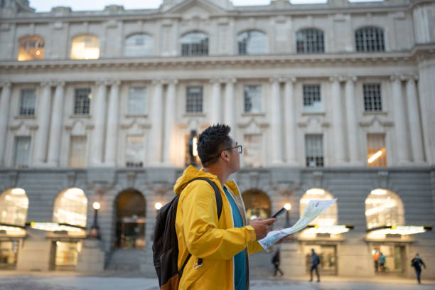 A solo traveller explores the city