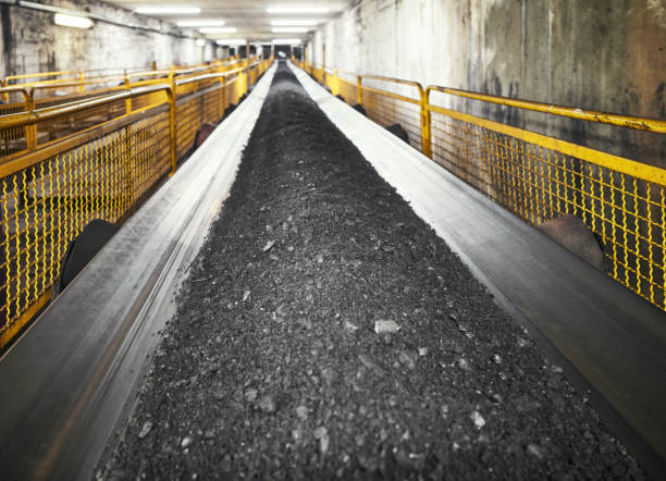 Belt conveyor transporting fine coal in a heating plant, selective mid frame focusing.