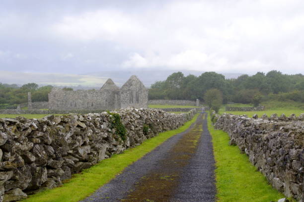 Une petite route entre des murs de pierre, en Irlande