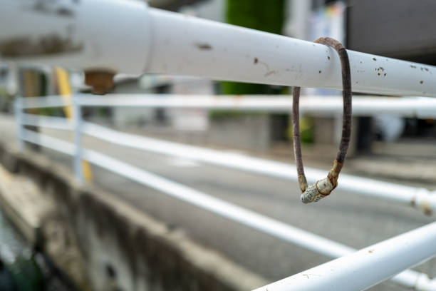 Abandoned and abandoned combination chain lock