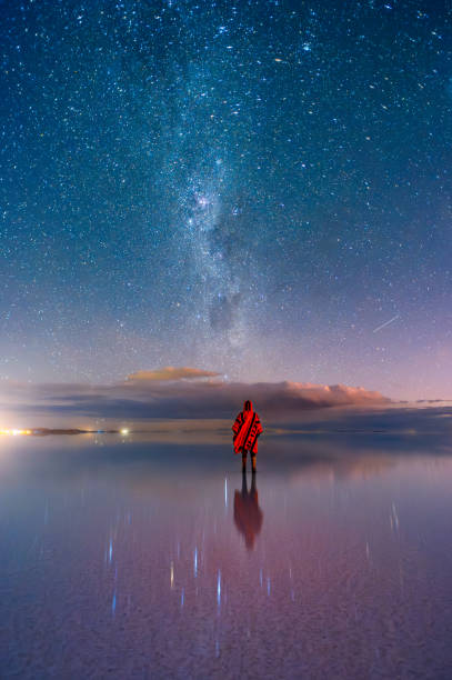 astrophotography with the milky way in the uyuni salt flat in bolivia - astrofotografia foto e immagini stock
