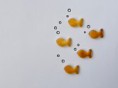 fischf%C3%B6rmige-cracker-schwimmen-mit-