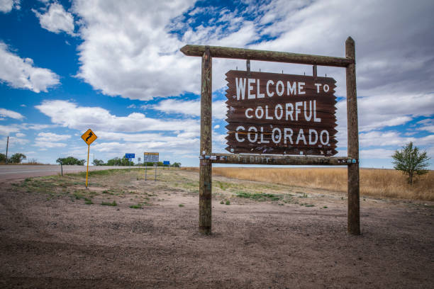 istock Colorado State Line Sign 2160163836