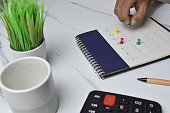 ansicht-der-hand-die-die-stecknadel-im-kalender-verwendet-um-das-datum-und-die-uhrzeit-des.jpg?b=1&s=170x170&k=20&c=pN063OpCqaNK9mus_wSd9OyRDc37oxe6CI6yK0M9tow=