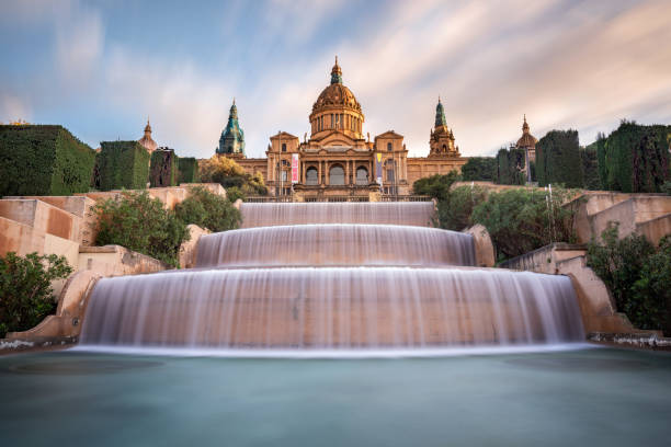 nationalpalast montjuïc bei sonnenuntergang, barcelona, spanien - nationalpalast montjuic stock-fotos und bilder