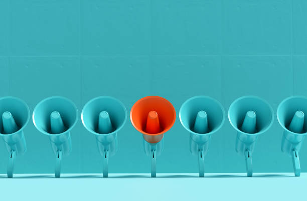 그 중 하나가 있는 파란색 확성기는 파란색 배경에 주황색입니다. - 돋보이는 뉴스 사진 이미지