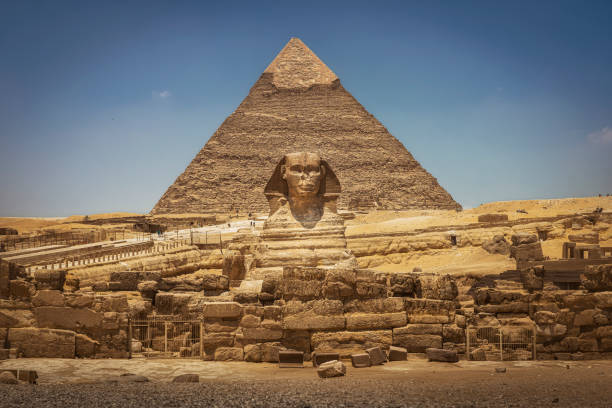 The great sphinx The great sphinx of Giza seen from the front, with the pyramid of Cheops in the background. great pyramid of khufu stock pictures, royalty-free photos & images
