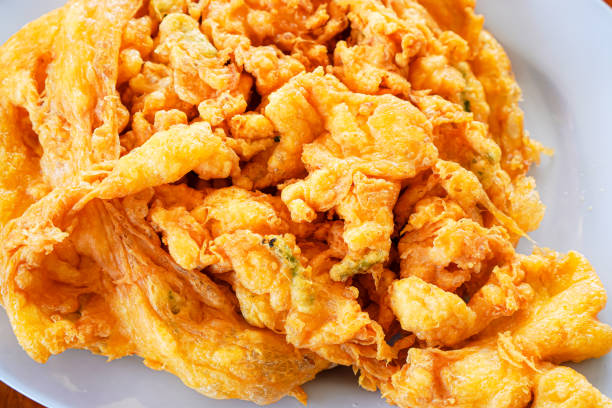 Crispy fried omelet is a simple menu that customers can choose how the chef will make it, whether it is thick and soft or deep-fried as children like. However, this menu is a menu with high nutritional value, especially protein, which is a food group that is necessary for the body.
