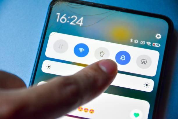 Finger pressing to turn off notification mode on Android mobile phone display screen and notification of matches in dating applications, Finger presses off the interference button.