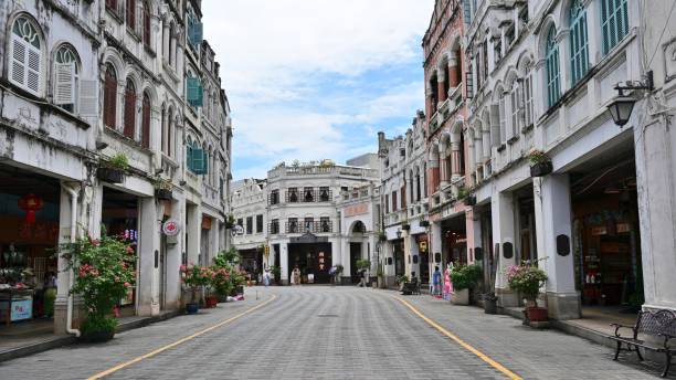 Hainan Province, Haikou Arcade building historical and cultural district, the street is lined with century-old arcade buildings full of Southeast Asian architectural style; The architectural complex was initially formed in the 1920s to 1940s, with a history of more than 100 years. The oldest building, Sipai Lou, was built in the Ming Dynasty and has a history of more than 600 years. Haikou Arcade Building historical and cultural block is one of the \