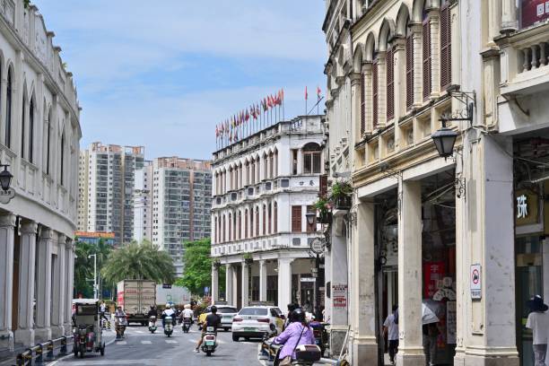 Hainan Province, Haikou Arcade building historical and cultural district, the street is lined with century-old arcade buildings full of Southeast Asian architectural style; The architectural complex was initially formed in the 1920s to 1940s, with a history of more than 100 years. The oldest building, Sipai Lou, was built in the Ming Dynasty and has a history of more than 600 years. Haikou Arcade Building historical and cultural block is one of the \