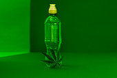 ein-modell-einer-transparenten-plastikfl