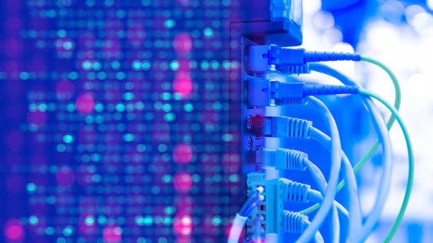 equipos de red. los cables conectan el equipo. hardware de red. equipo para administrador de sistemas. sistemas de cableado estructurado. primer plano del conmutador de red. almacenamiento y transmisión de datos. enrutador de servidor - centro de datos fotografías e imágenes de stock