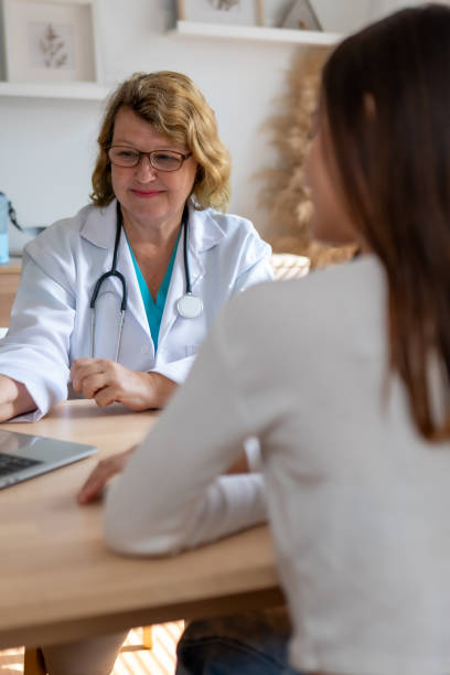 Psychologists discuss counseling and treatment for depression. A professional psychologist offers support and therapy to a teenager in a modern office, focusing on mental health, depression, and well-being. melancholy computer support specialist stock pictures, royalty-free photos & images