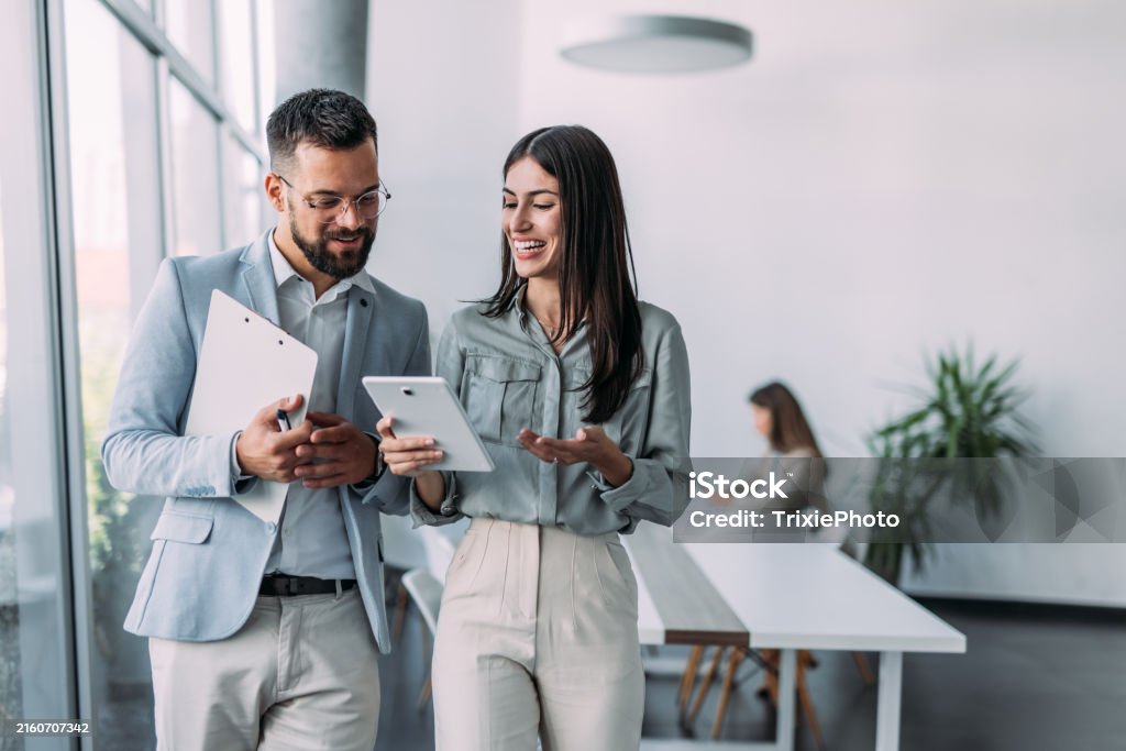 Making decision on the move. - Foto stock royalty-free di Affari Making decision on the move. - Foto stock royalty-free di Affari