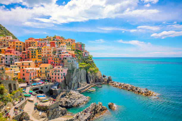 colorful cliffside houses in manarola, cinque terre, italy - i̇talya stok fotoğraflar ve resimler