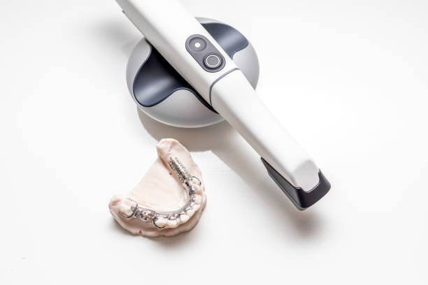 Isolated 3D Intraoral Teeth Scanner For Imaging Tooth and Metal Frame Lower Partial Denture, Cobalt Chrome Dental Plate, Bridge Printed By 3d Printer. Dental Equipment, Device, Dentistry. Horizontal escáner de dientes intraorales 3d aislado para la obtención de imágenes de dentaduras parciales inferiores de dientes y marcos metálicos, placa dental de cromo cobalto, puente impreso por impresora 3d. equipo dental, dispositivo, odontología. horizont