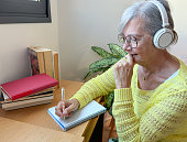 rentnerin-seniorin-die-online-unterricht