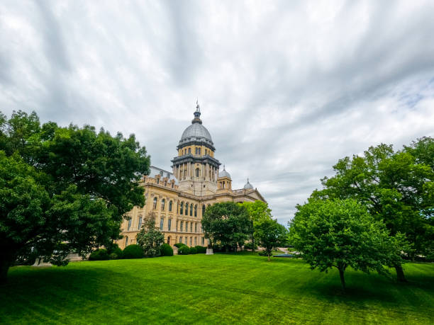 istock The Illinois State Capitol Building Long View 2160994790