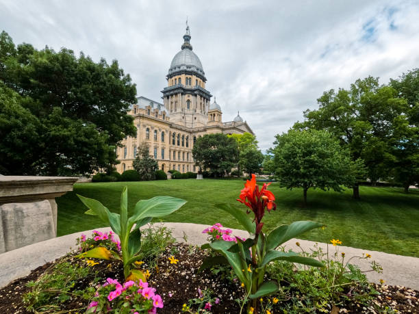 istock The Illinois State Capitol Building Long View 2160994791