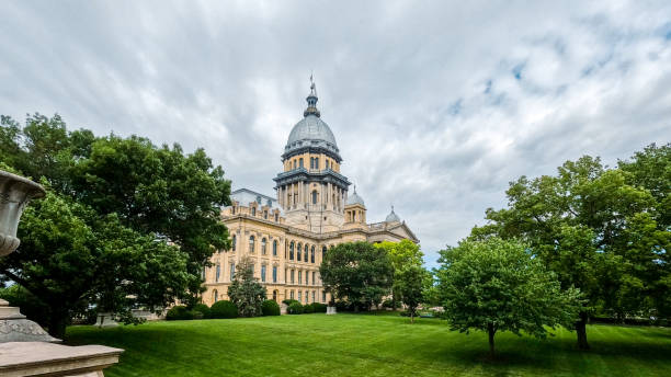 istock The Illinois State Capitol Building Long View 2160994793