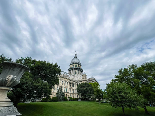 istock The Illinois State Capitol Building Long View 2160994936