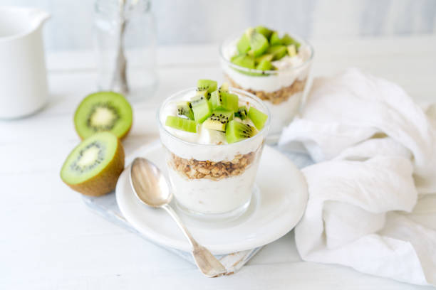Quarkdessert mit Kiwi und Granola