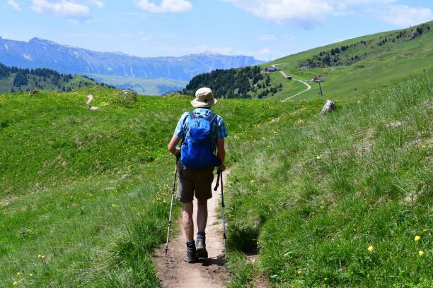 Ein Mann wandert auf Seceda in Southtyrol