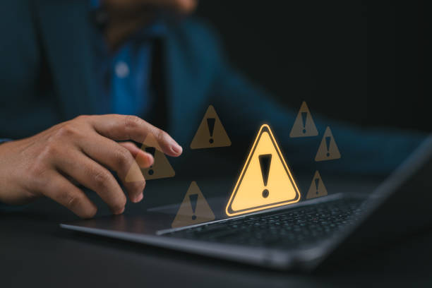 System hacked warning alert. Ransomware, Virus, Spyware, Malware or Malicious software, Data breach, Cyber security and cybercrime. Businessman use laptop with warning sign for cyber attack. alerta de advertencia de pirateo del sistema. ransomware, virus, spyware, malware o software malicioso, violación de datos, seguridad cibernética y cibercrimen. el hombre de negocios usa una computadora portátil con una señal de advertencia para un ata