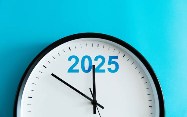 New year 2025 time clock with copy space