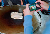 asiatischer-mann-nimmt-video-im-roti-restaurant-auf.jpg?b=1&s=170x170&k=20&c=X5_4sfKTuMvd5CbS967-kWMheX0lgor7WvYq5ey6Ci8=