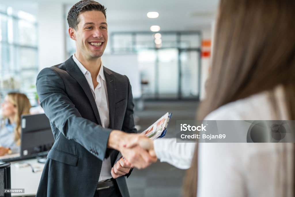 Chân dung doanh nhân đẹp trai thỏa thuận với đối tác nữ trong văn phòng. Bắt tay và khái niệm công việc. - Trả phí Bản quyền Một lần Phỏng vấn xin việc Bức ảnh sẵn có