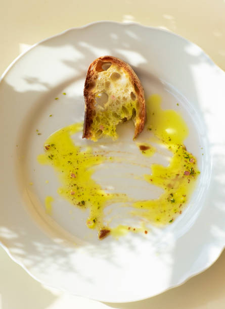 Scarpetta is the assurance of an Italian dish, when a piece of bread is dipped in food and a plate is cleaned. Bruschetta, Italian Toscan bread with oregano and olive oil. Italian simple cuisine, iconic Italian ingredients. Sun glare, natural eco style scarpetta es la garantía de un plato italiano, cuando un trozo de pan se sumerge en la comida y se limpia un plato. bruschetta, pan toscano italiano con orégano y aceite de oliva. cocina italiana sencilla, ingredientes italianos icónicos. deslumbramien