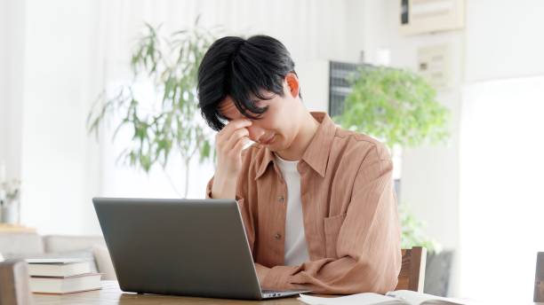 man suffering from eye fatigue - 仕事 つらい ストックフォトと画像