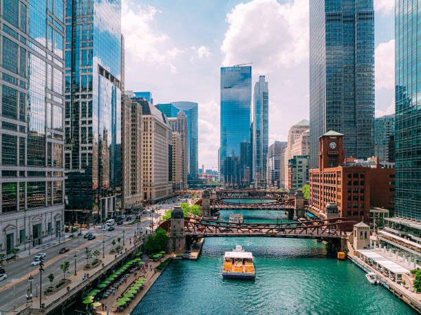 barco turístico por el río chicago en el puente de clark street - barco turístico fotografías e imágenes de stock