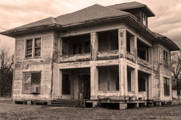 istock huge abandoned two story house 2161349300
