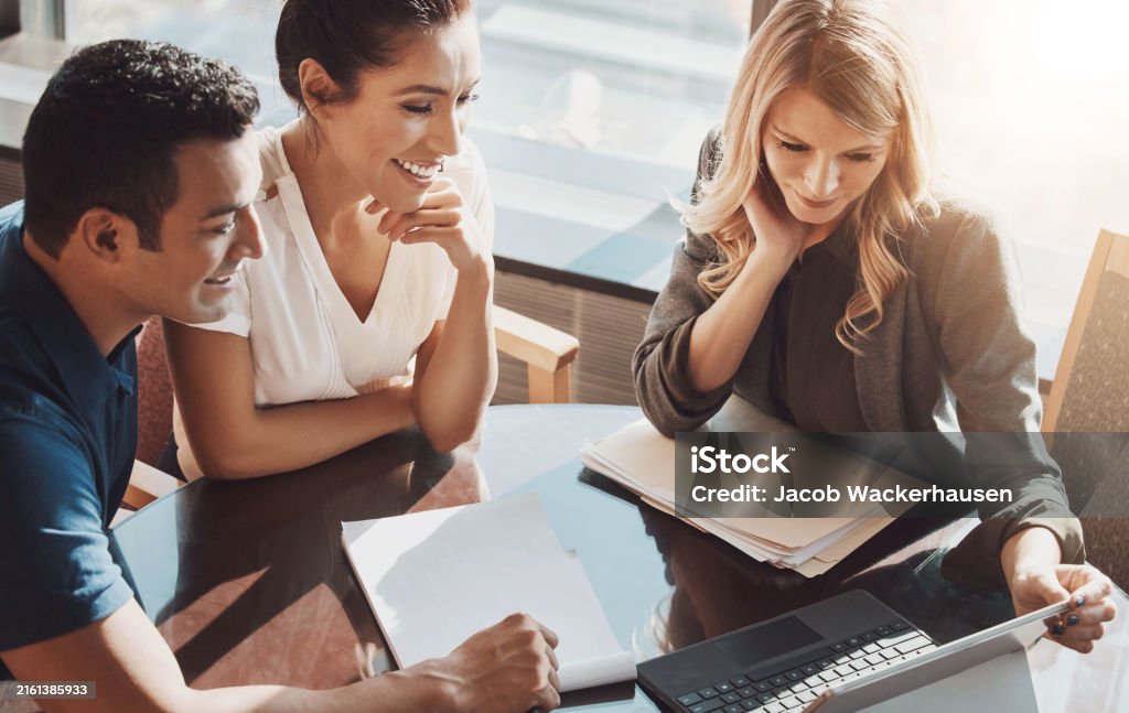 Gruppe, Menschen und Laptop im Büro für Geschäfts- oder Online-Ideen, Planung mit dem Kunden für Blockchain-Investitionen. Weibliche Maklerin, Paar und Vielfalt am Arbeitsplatz mit Computer für die Erforschung von Krypto - Lizenzfrei Vermögensberatung Stock-Foto Gruppe, Menschen und Laptop im Büro für Geschäfts- oder Online-Ideen, Planung mit dem Kunden für Blockchain-Investitionen. Weibliche Maklerin, Paar und Vielfalt am Arbeitsplatz mit Computer für die Erforschung von Krypto - Lizenzfrei Vermögensberatung Stock-Foto