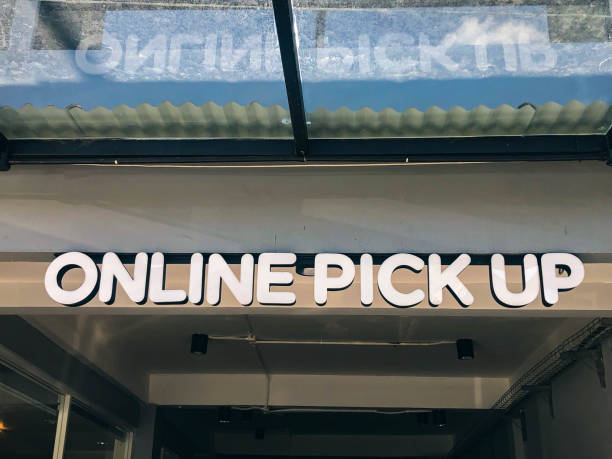 istock online pick up sign at fast food restaurant 2161502086