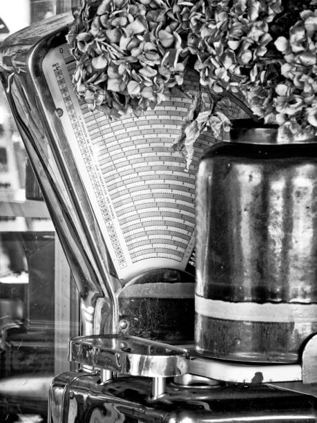 Island of Île de Ré in France Classic weight scale at a produce market in the town of Saint-Martin-de-Ré on the island of Île de Ré, France vintage kitchen scale with fruit stock pictures, royalty-free photos & images