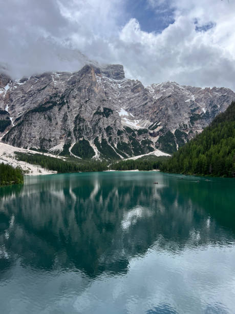 istock Lago di Sorapiss 2161670688