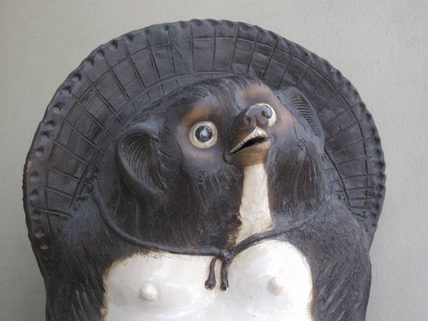 Shigaraki ware raccoon figurine is popular as a lucky charm and is often placed on eaves as a good luck charm for prosperous business.