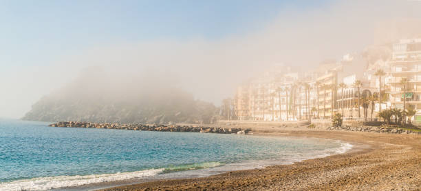 Extensive fog banks have submerged the coast of this town, leaving spectacular images of its beaches. This phenomenon is known as maritime fog or advection fog.