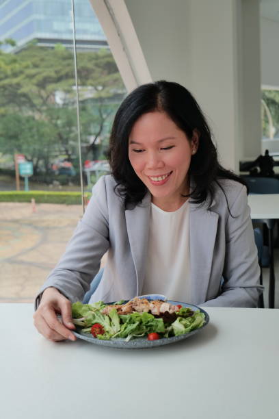 istock A professional woman having lunch. 2161791831