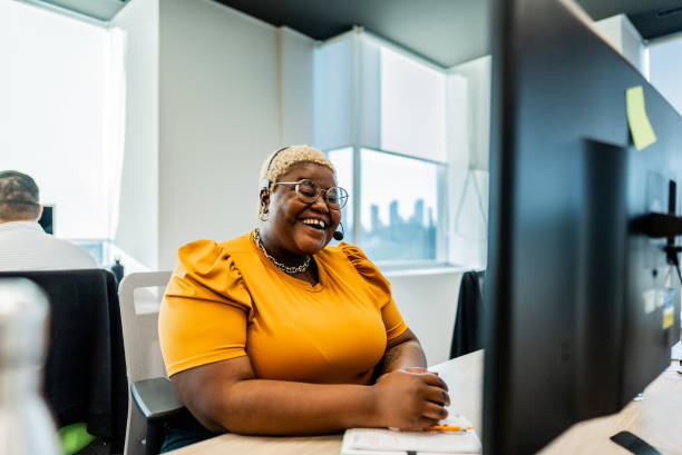 representante de atendimento ao cliente trabalhando no escritório - overweight black businesswoman fotos - fotografias e filmes do acervo