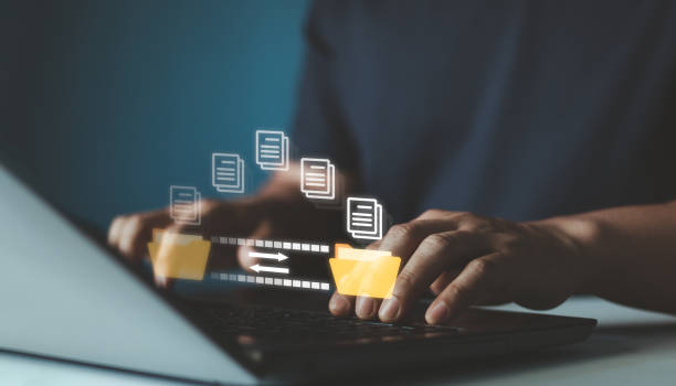 Businessman transferring files in virtual screen for Send of document on internet. Data transfer, Transfer file of data between folder, Backup data, Exchange of file on folder, DMS. Virtual document. empresario que transfiere archivos en pantalla virtual para el envío de documentos en internet. transferencia de datos, transferencia de archivo de datos entre carpetas, datos de copia de seguridad, intercambio de archivos en carpeta, dms. documento virtu
