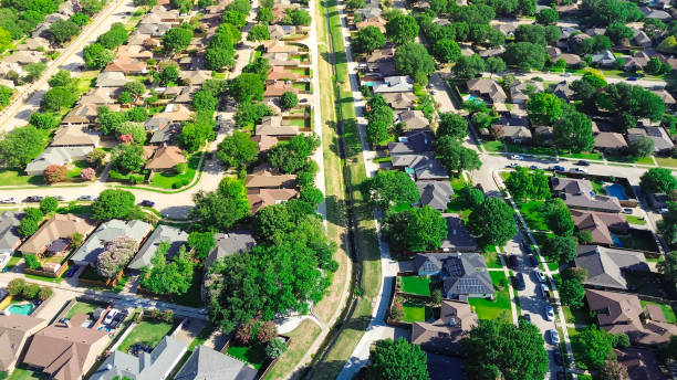 Suburban neighborhood along concrete channels facilitates drainage from residential street discharge into creek, flood storage capacity to waterway section drains in Coppell, DFW complex, aerial. USA el vecindario suburbano a lo largo de los canales de concreto facilita el drenaje de la descarga de la calle residencial en el arroyo, la capacidad de almacenamiento de inundaciones para los desagües de la sección de la vía fluvial en coppell, complejo