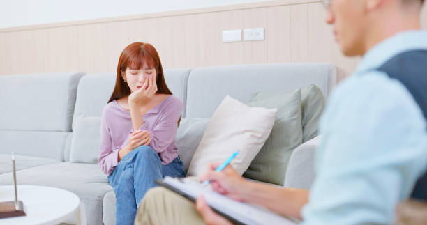asian lady counsel male psychologist - 精神科 ストックフォトと画像