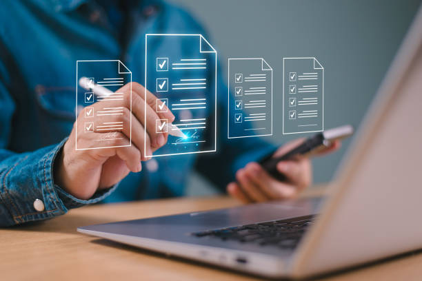 E-document contract management concept. Online digital signature business, paperless workplace, e-signing network, electronic document management. Businessman sign on computer virtual screen by pen concepto de gestión de contratos de documentos electrónicos. negocio de firma digital en línea, lugar de trabajo sin papel, red de firma electrónica, gestión de documentos electrónicos. firma del hombre de negocios en la pantalla virtual de la comput
