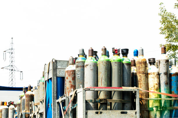 Technical gases are used as energy raw materials and in the process of chemical synthesis. Butane and its isomers are used to produce motor fuels. Oxygen is obtained in the process of rectification of liquefied air and in the electrolysis of water. Technical gases are gases or their mixtures that are used in industry. The most common substances are: acetylene, nitrogen, carbon dioxide, helium, hydrogen and compressed air. Nitrous oxide in tuning called \